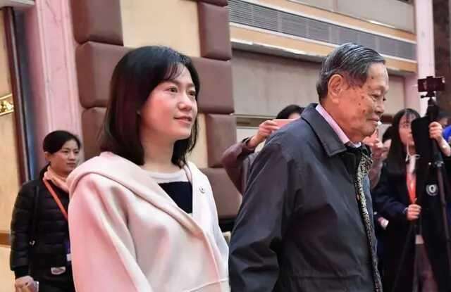 杨振宁翁帆医院产下一子(有孩子吗?杨振宁与翁帆是院产下一子)